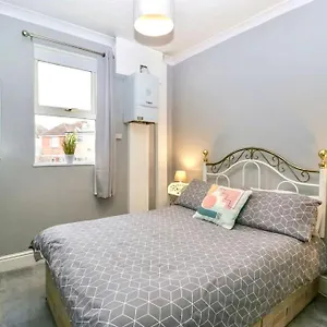 Homely Haven: Spacious 4-bedroom With Free Parking & Fast Wi-fi Holiday home Bournemouth